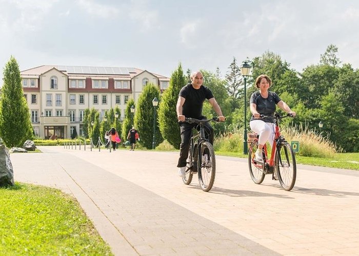 Zwei Radfahrer starten ihren Ausflug vom Naturresort Schindelbruch.