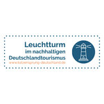 Logo mit der Aufschrift "Leuchtturm im nachhaltigen Deutschlandtourismus" und einem stilisierten Leuchtturm-Symbol.